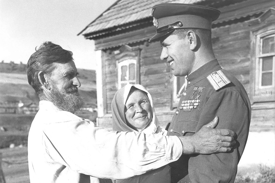 Возвращение с фронта Николая Скоморохова. Летчик, дважды Герой Советского Союза вернулся в родное село Лапоть в 1946 году.