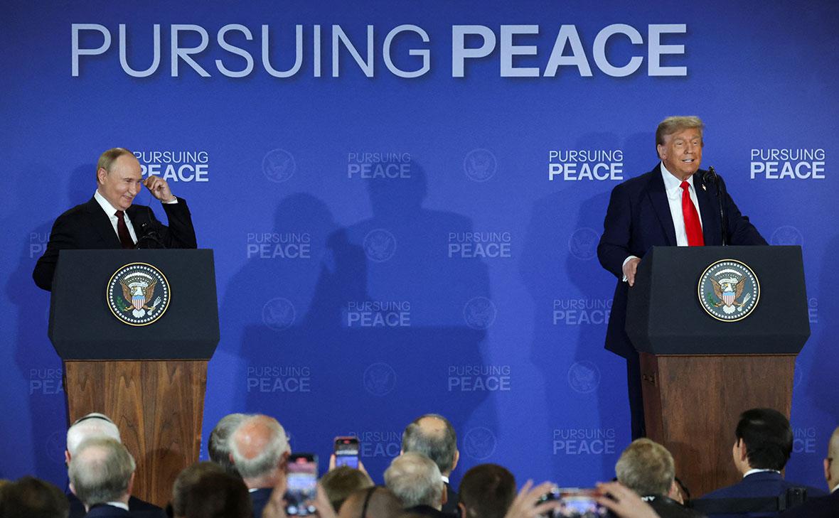 Владимир Путин и Дональд Трамп (справа) на пресс-конференции по итогам переговоров на Аляске, 16 августа 2025 года