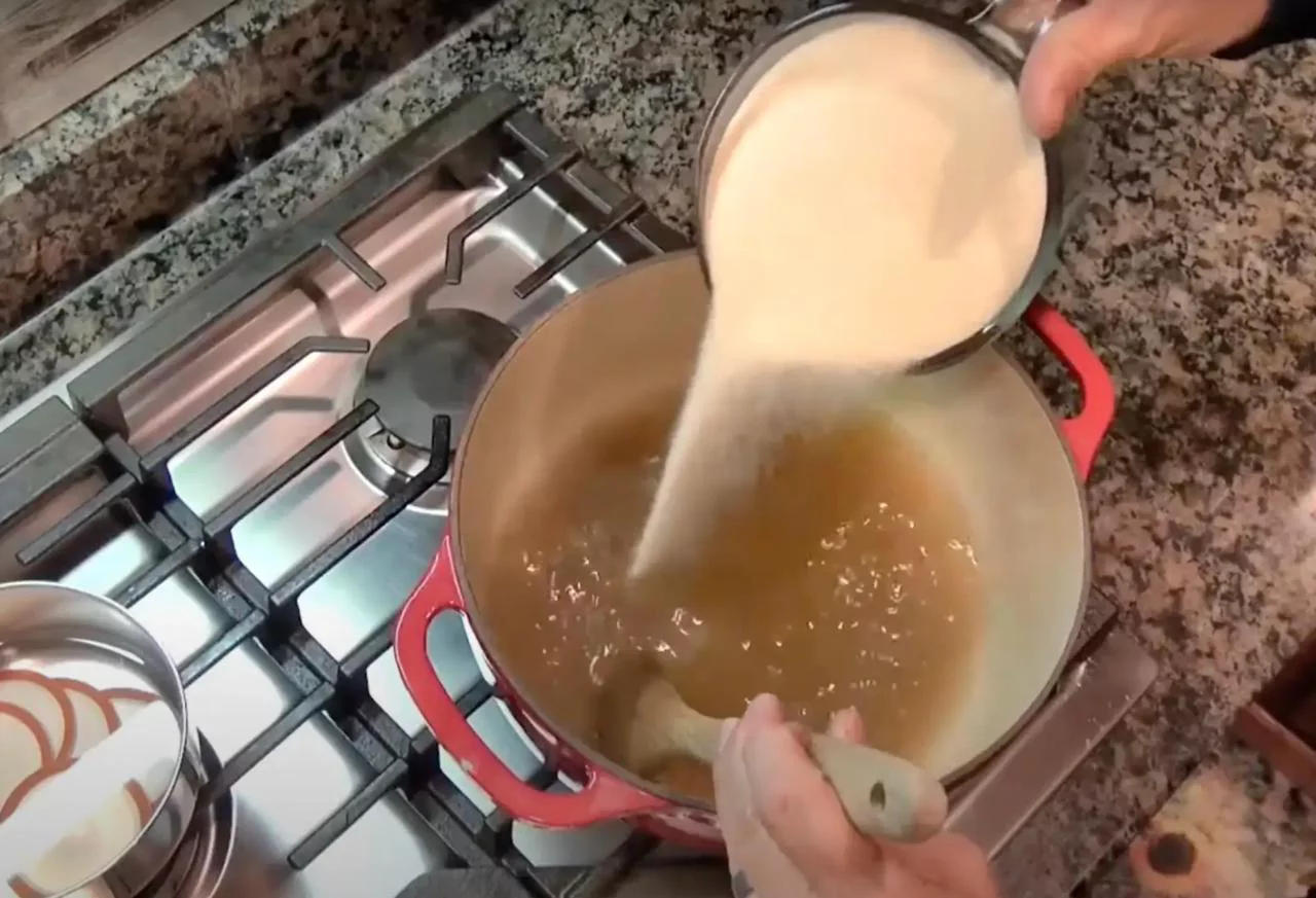 Сварите сироп из одуванчиков