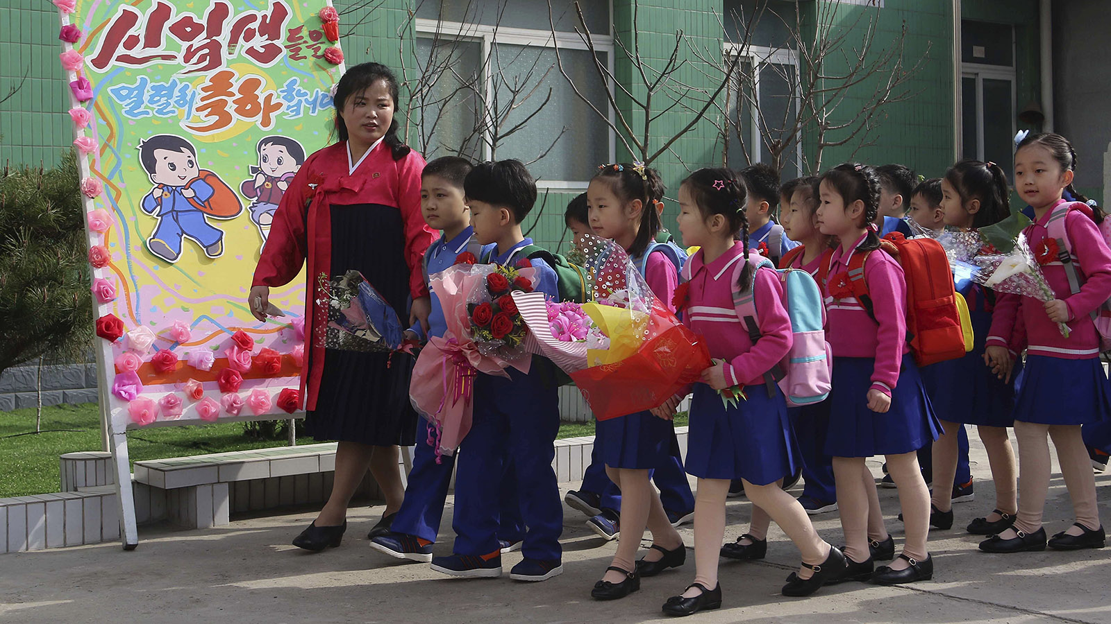 Начало учебного года в школе Рёнхва в Пхеньяне