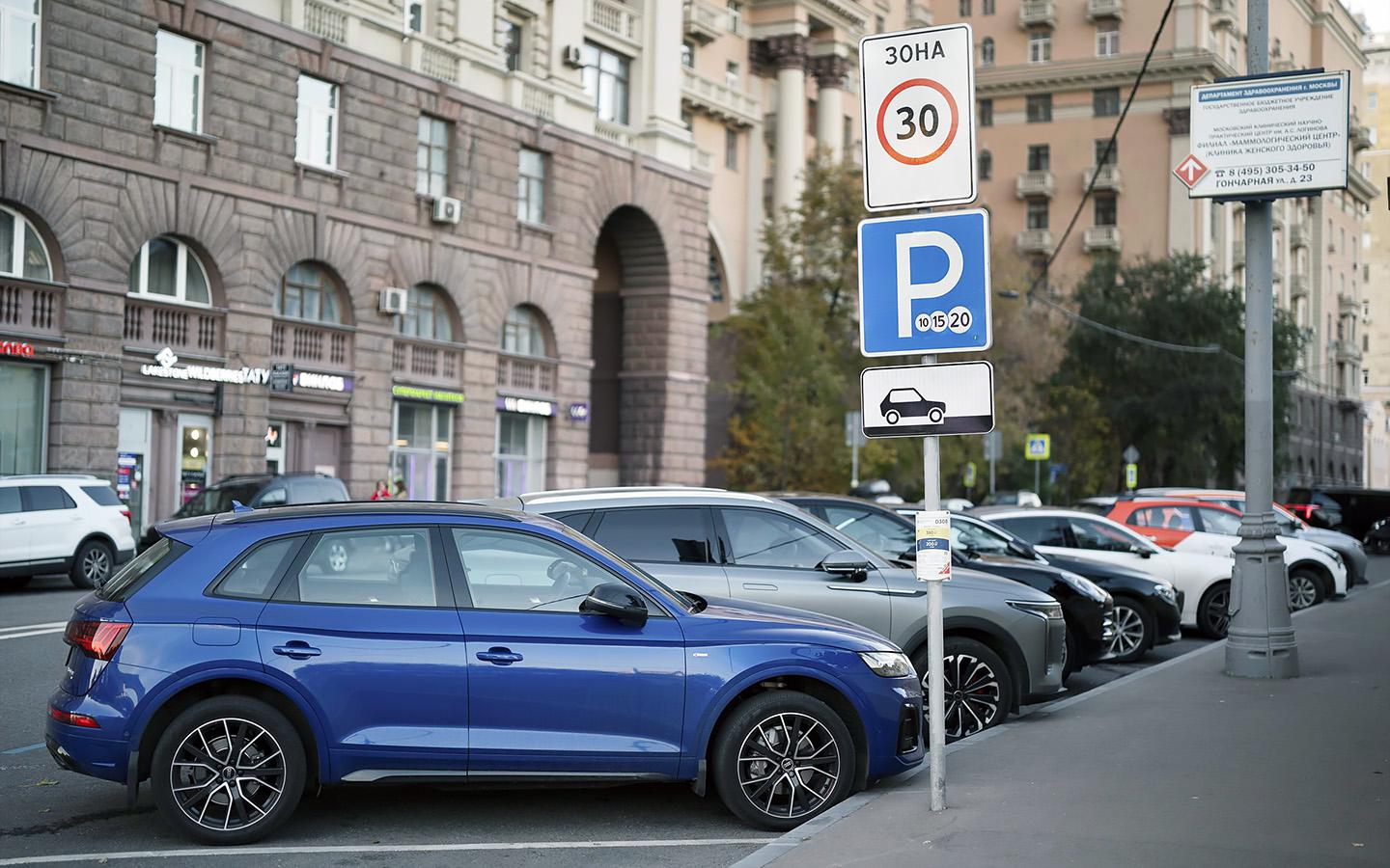 В Госдуме предложили запретить платные парковки. Но не везде
