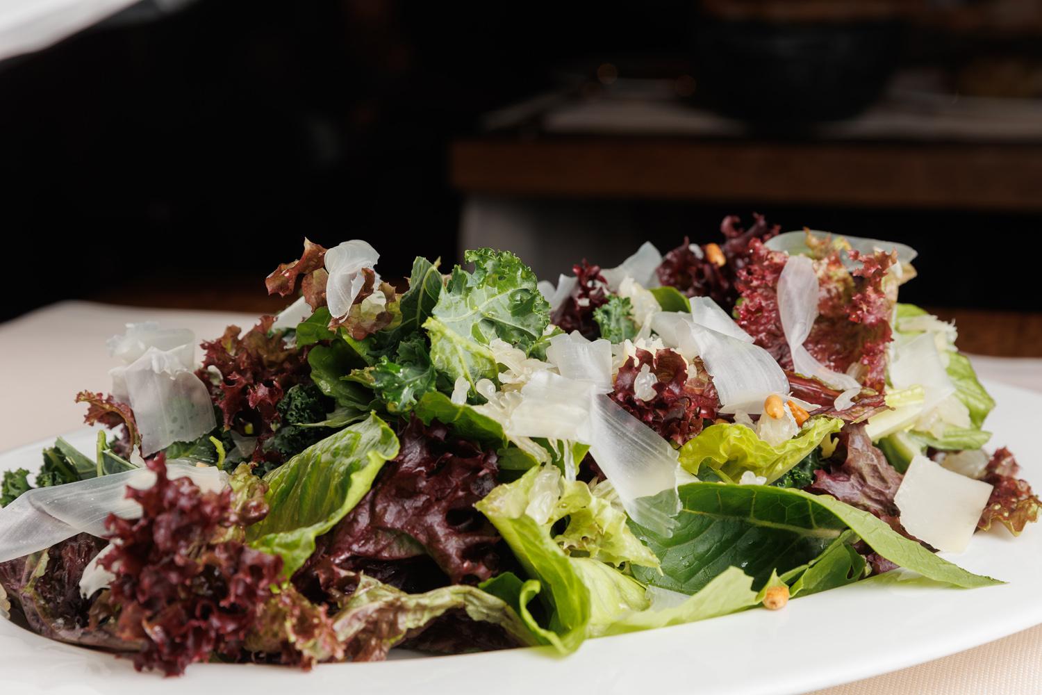 Микс из фермерских салатов с пармезаном и цитрусовым соусом