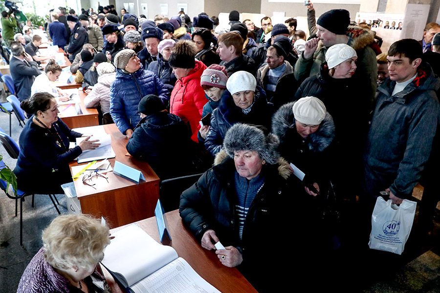 Избирательные участки по всей России открыты для голосования с 8:00 до 20:00 по местному времени.
