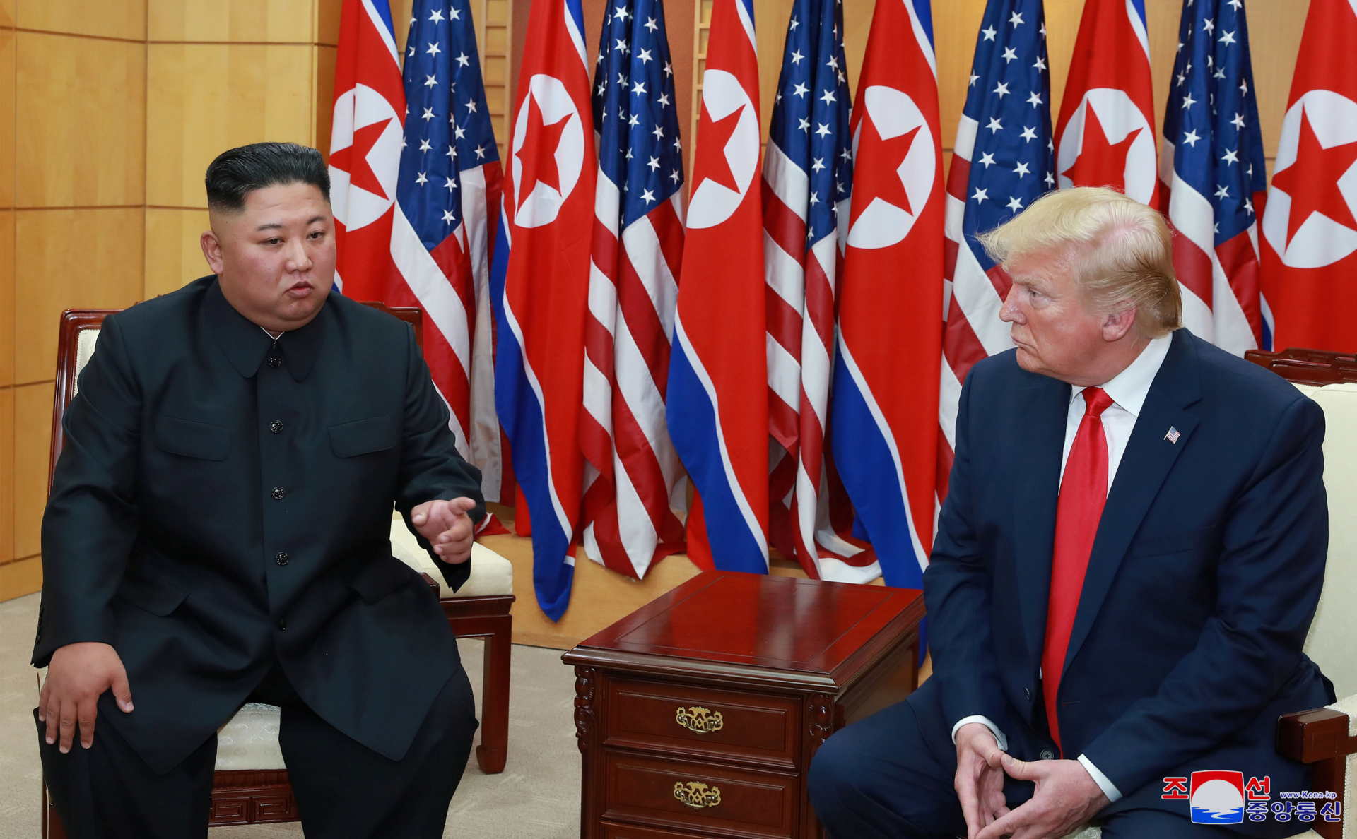 Ким Чен Ын и Дональд Трамп на встрече в демилитаризованной зоне в Пханмунджоме. Июнь,&nbsp;2019.