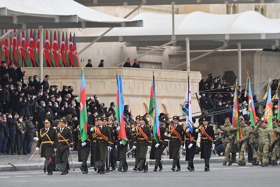 На параде присутствовали президенты Азербайджана и Турции Ильхам Алиев и Реджеп Тайип Эрдоган (на фото на дальнем плане на трибуне). Турецкий лидер прибыл в Баку 9 декабря с двухдневным визитом