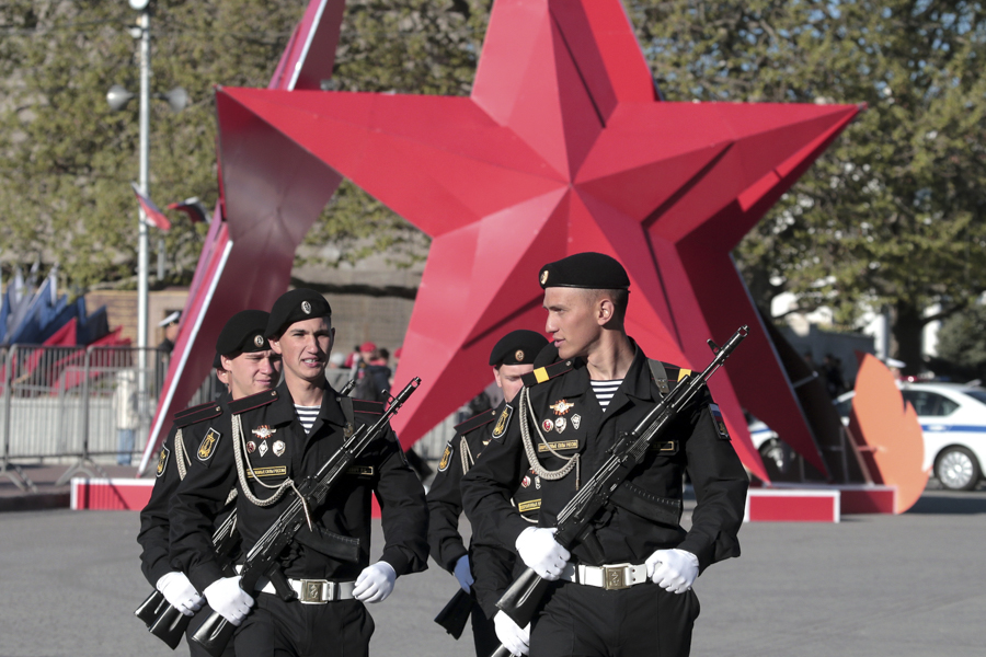 Военнослужащие парадных расчетов в Севастополе.