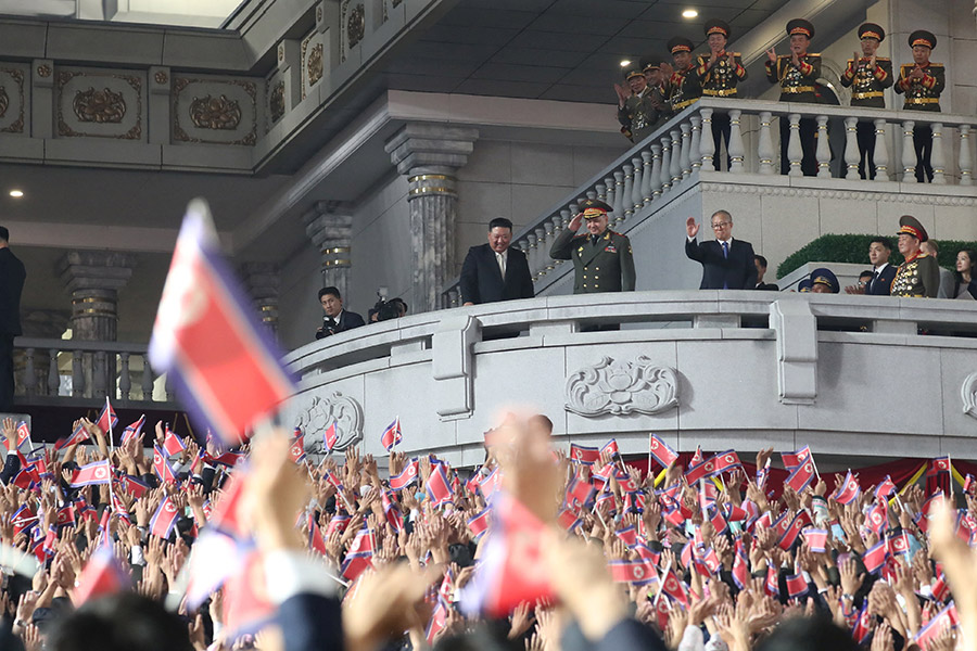 Российская и китайская делегации вместе с северокорейским лидером посетили также военный парад. В центре на балконе, слева направо: Ким Чен Ын, Сергей Шойгу и Ли Хунчжун