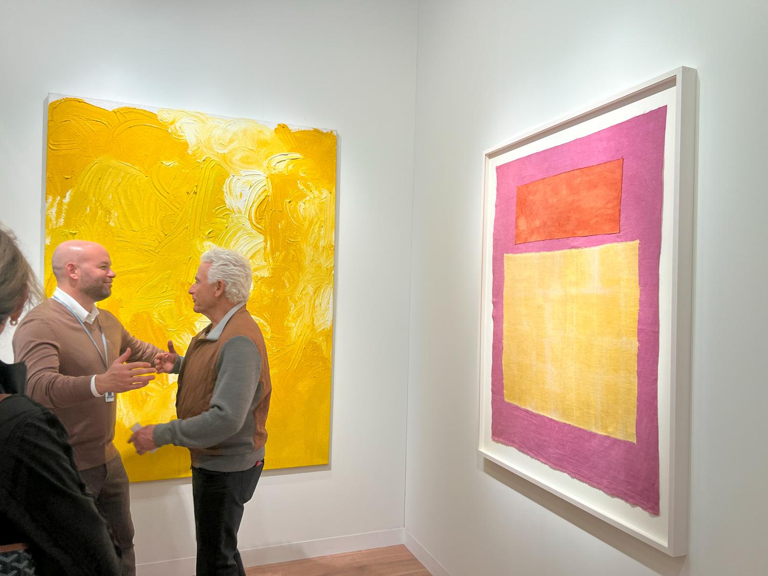 Вид экспозиции стенда Pace Gallery, выстроенной вокруг Ротко. Справа&nbsp;&mdash; Yto Barrada, Untitled (R-Y/P), 2023