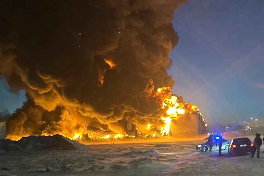 Пожар на крупном&nbsp;складе&nbsp;маркетплейса Wildberries начался утром 13 января. Он находится на Московском шоссе, 153. Общая площадь здания превышает&nbsp;122 тыс. кв. м, огонь распространился на 70 тыс. кв. м.
&nbsp;
