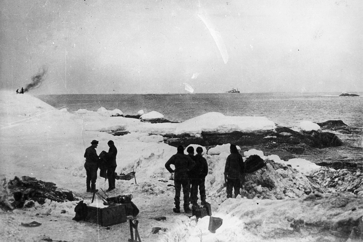 <p>Сэр Эрнест Генри Шеклтон со своей командой и оборудованием в Антарктике, примерно 1908 год</p>