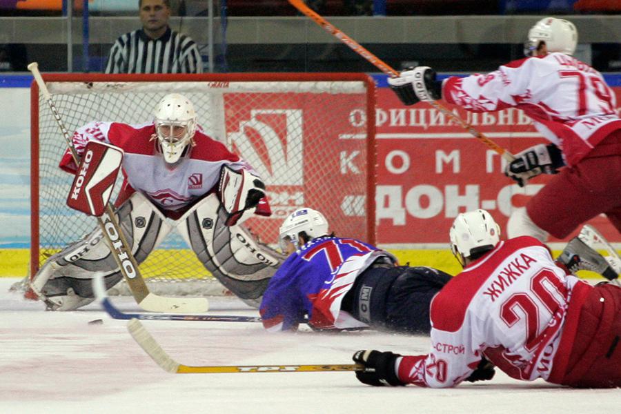 Нападающий магнитогорского «Металлурга» Евгений Малкин, вратарь «Спартака» Алексей Волков, защитники «Спартака» Томаш Жижка и Евгений Цыбук (слева направо), 2004 год
