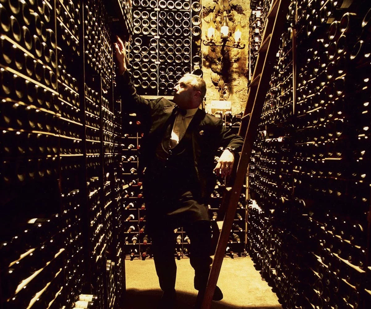 Несмотря на то, что практически в любом заведении можно встретить карту вин по бокалам, владельцы La Tour d'Argent придерживаются иного подхода. Вино здесь продают только бутылками