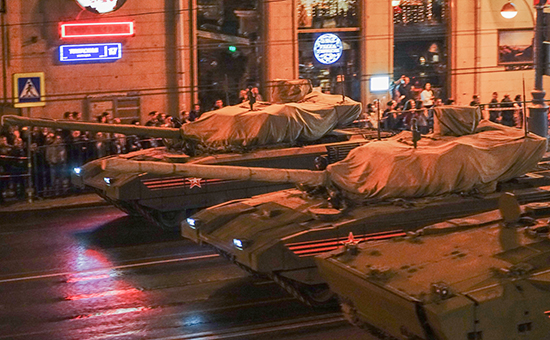 Танки «Армата» во время проезда военной техники по Тверской улице перед началом репетиции парада на Красной площади
