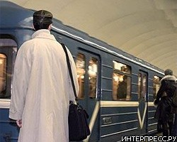 В петербургском метро мужчина упал на рельсы