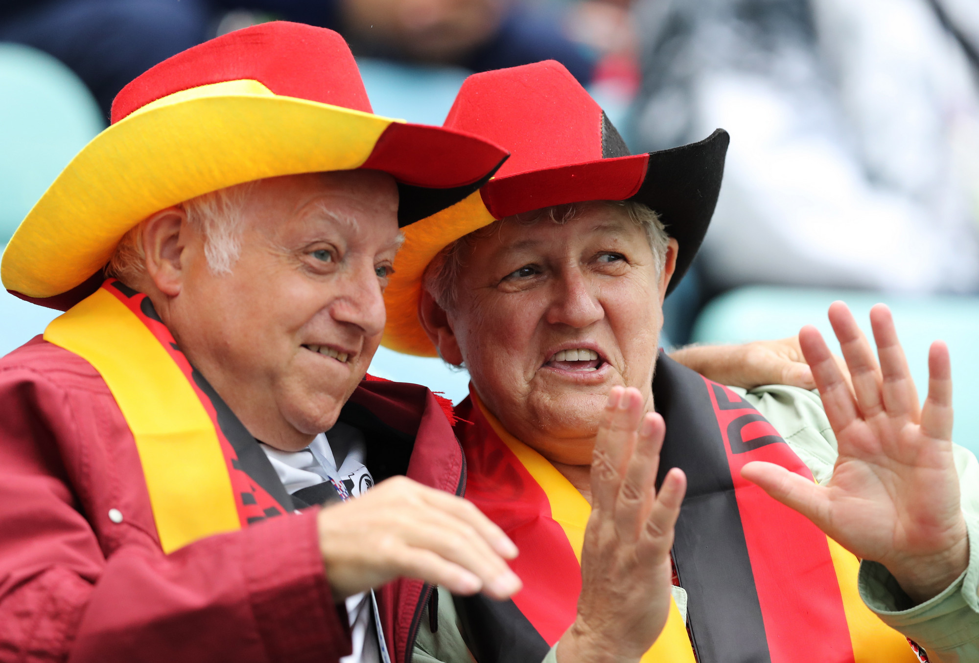 Болельщики сборной Германии, как правило, одеваются в цвета своего флага