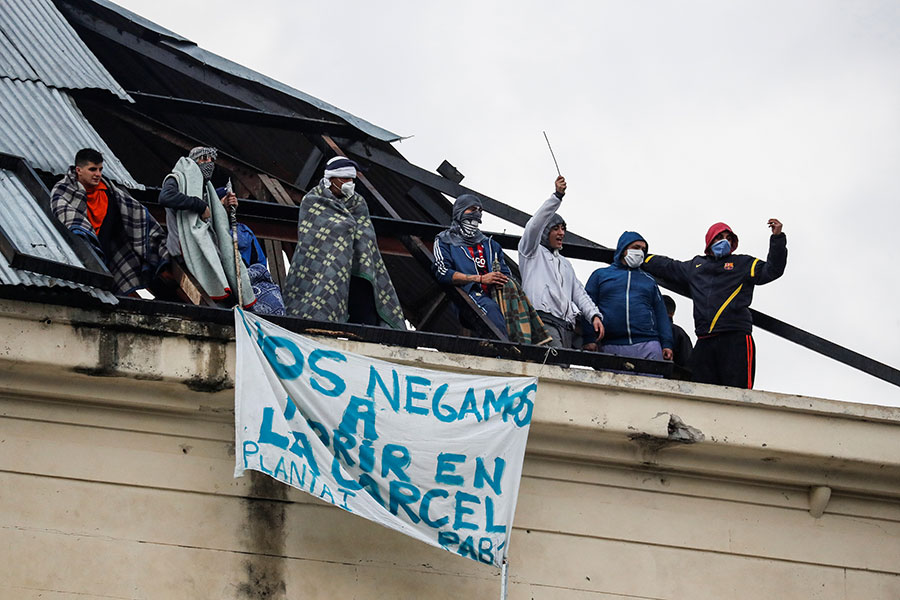 Заключенные одной из тюрем в Буэнос-Айресе, Аргентина, устроили акцию протеста с требованием выпустить часть людей для предотвращения вспышки COVID-19
