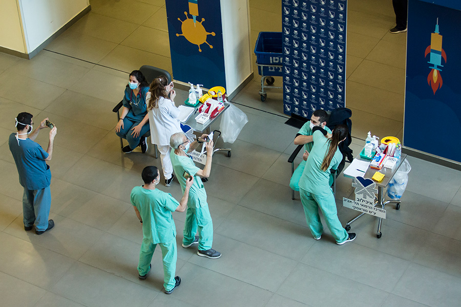 Вакцинация медиков в Тель-Авиве, Израиль. Кампания в стране началась 20 декабря, первым привился премьер-министр Беньямин Нетаньяху