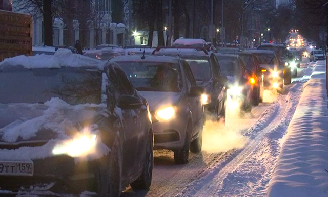 Транспортный коллапс: последствия сильнейшего ночного снегопада в Перми