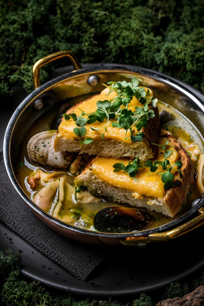 Черноморский рыбный суп с жареным хлебом и соусом из печеного картофеля