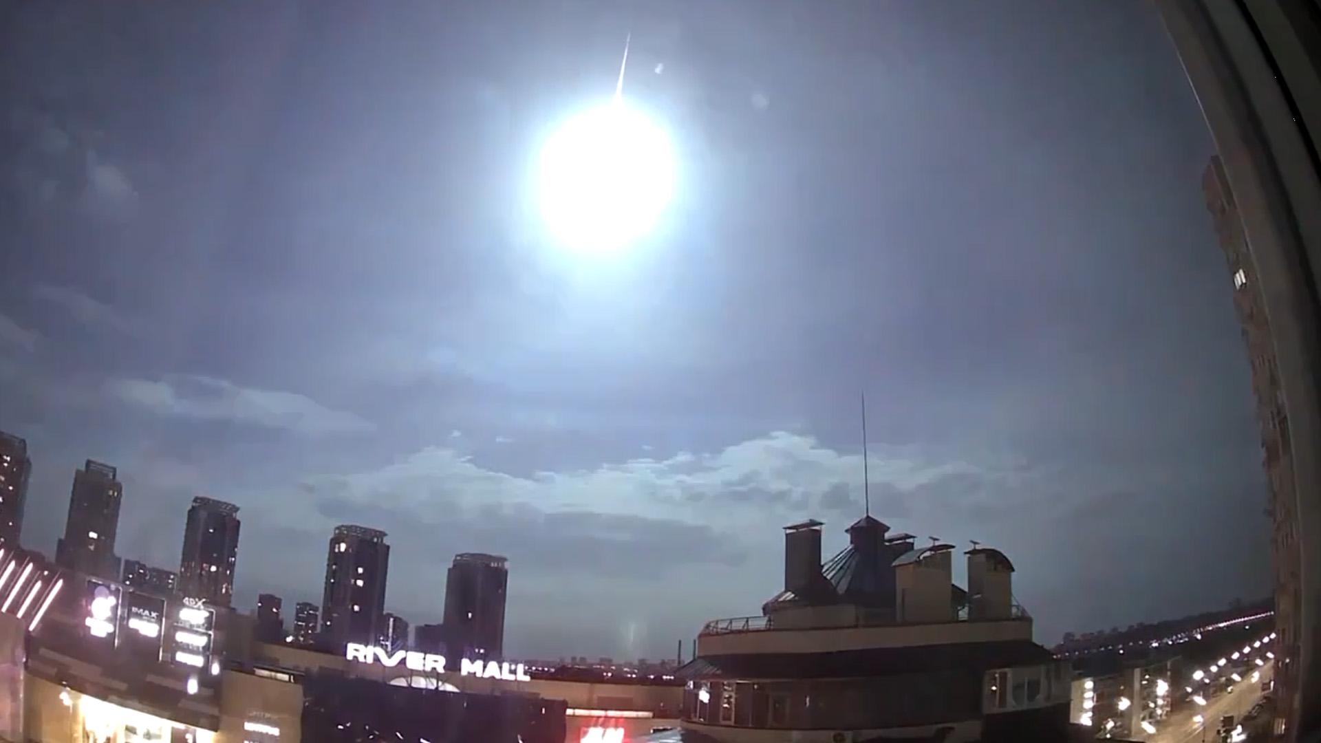 Вспышка над Киевом, которую приняли за упавший спутник NASA. Видео