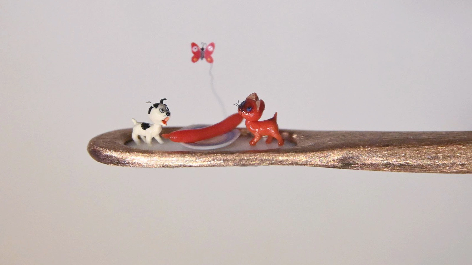 Миниатюрные котенок Гав и щенок Шарик в игольном ушке