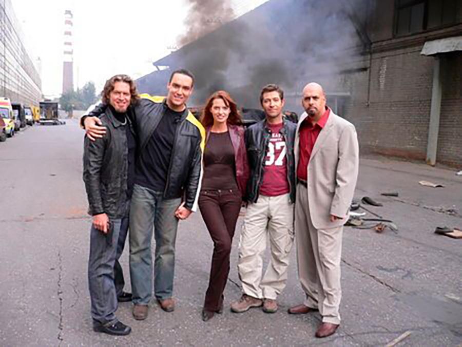 Александр Невский (второй слева) во время съемок фильма «Охотники за сокровищами», 2007 год