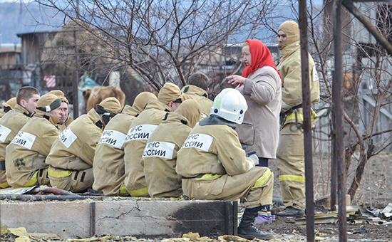 Сотрудники МЧС, прибывшие для ликвидации последствий пожаров в одно из сел Забайкальского края