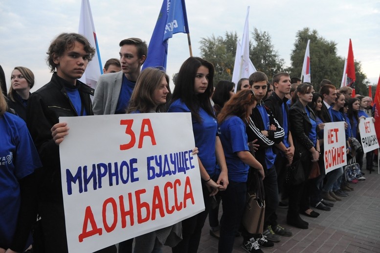 Митинг скорби по убитым в Донбассе собрал в Волгограде сотни человек