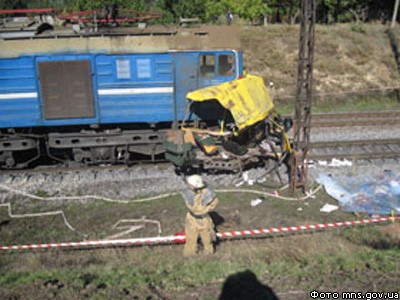 На Украине поезд врезался в автобус: десятки погибших и раненых