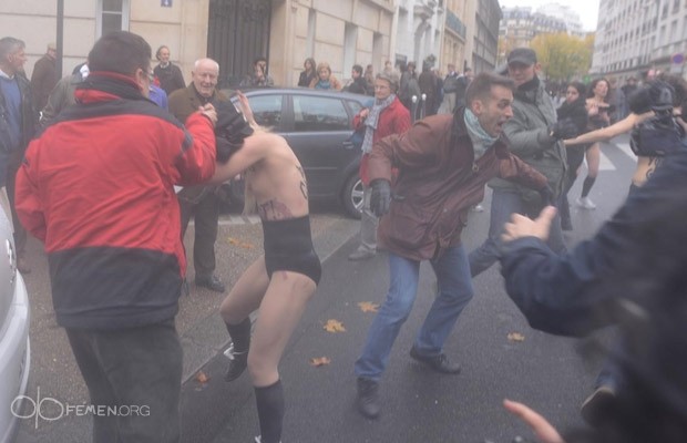 В Париже противники однополых браков избили активисток FEMEN