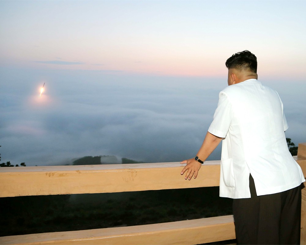 Лидер КНДР Ким Чен Ын наблюдает за ракетными испытаниями