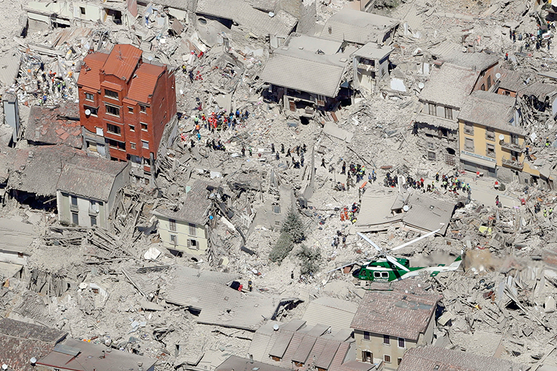 Землетрясение в&nbsp;Италии
В ночь на&nbsp;24 августа в&nbsp;Центральной Италии произошло одно из&nbsp;самых разрушительных за&nbsp;последние годы землетрясений. Толчок магнитудой&nbsp;6,2 был зарегистрирован на&nbsp;стыке регионов Умбрия, Лацио и&nbsp;Марке, несколько городов были полностью разрушены. Погибли более 240 человек, несколько тысяч человек лишились крова.

&laquo;Города больше нет&raquo;: что&nbsp;известно о&nbsp;землетрясении в&nbsp;Италии
