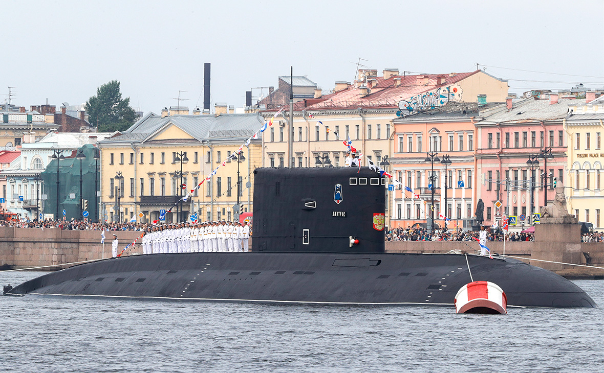 Дизель-электрическая подводная лодка &laquo;Дмитров&raquo; на параде в честь Дня ВМФ России в Санкт-Петербурге