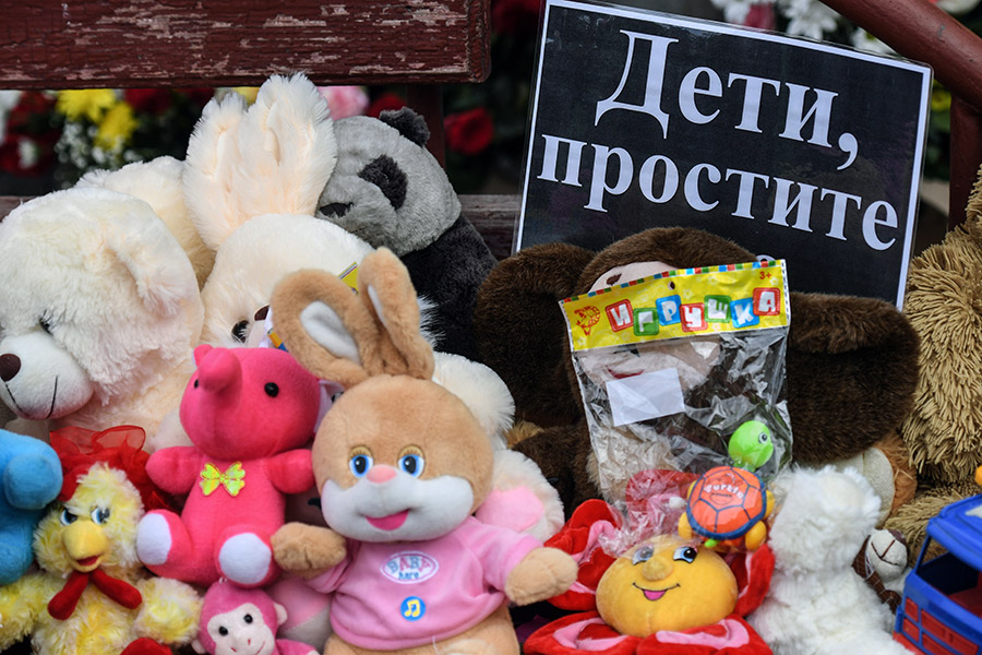 Первые похороны погибших при пожаре в торговом центре &laquo;Зимняя вишня&raquo; в Кемерово пройдут 28 марта. Организация похорон уже началась.
