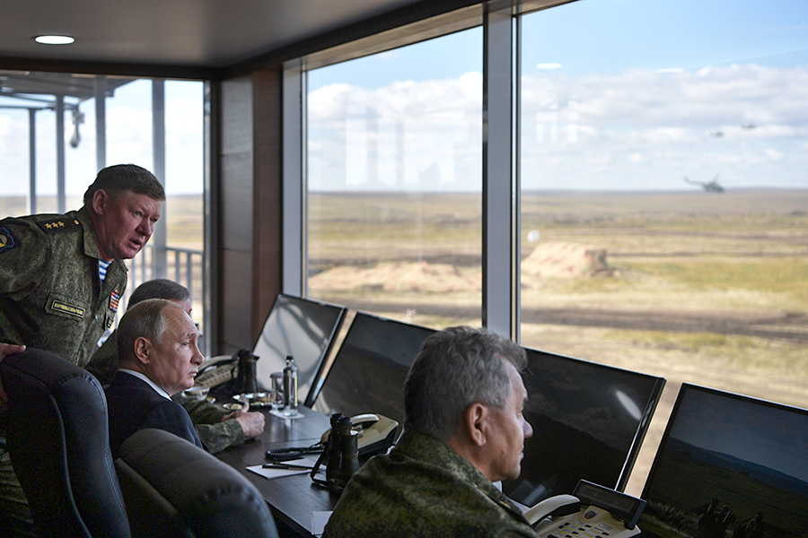 На полигоне ​Цугол Владимира Путина во время основного этапа учений сопровождал министр обороны Сергей Шойгу (на фото справа)