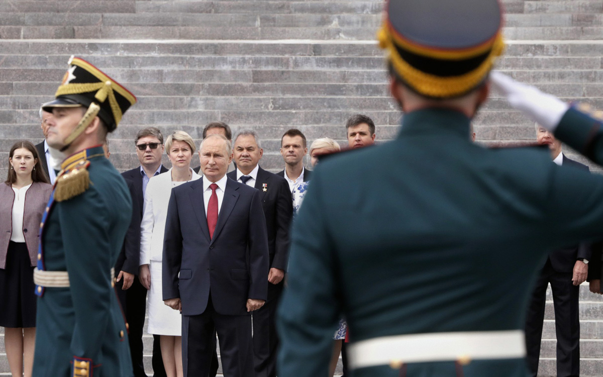 Владимир Путин на торжественной церемонии подъёма Государственного флага Российской Федерации