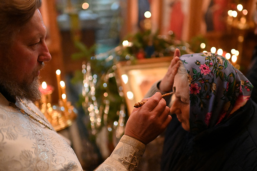 Священник отец Николай проводит службу в честь Рождества Христова в церкви Архистратига Михаила (Ермаковка, Омская область)