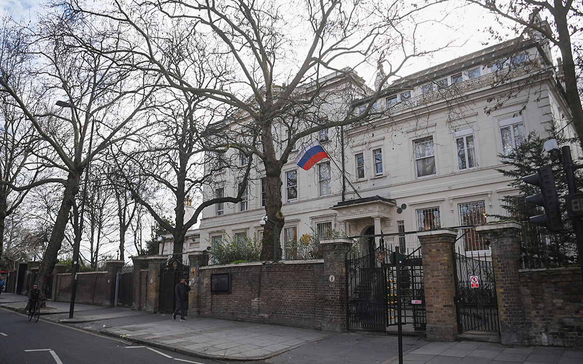 МИД сообщил об ухудшении ситуации с безопасностью посольства в Лондоне
