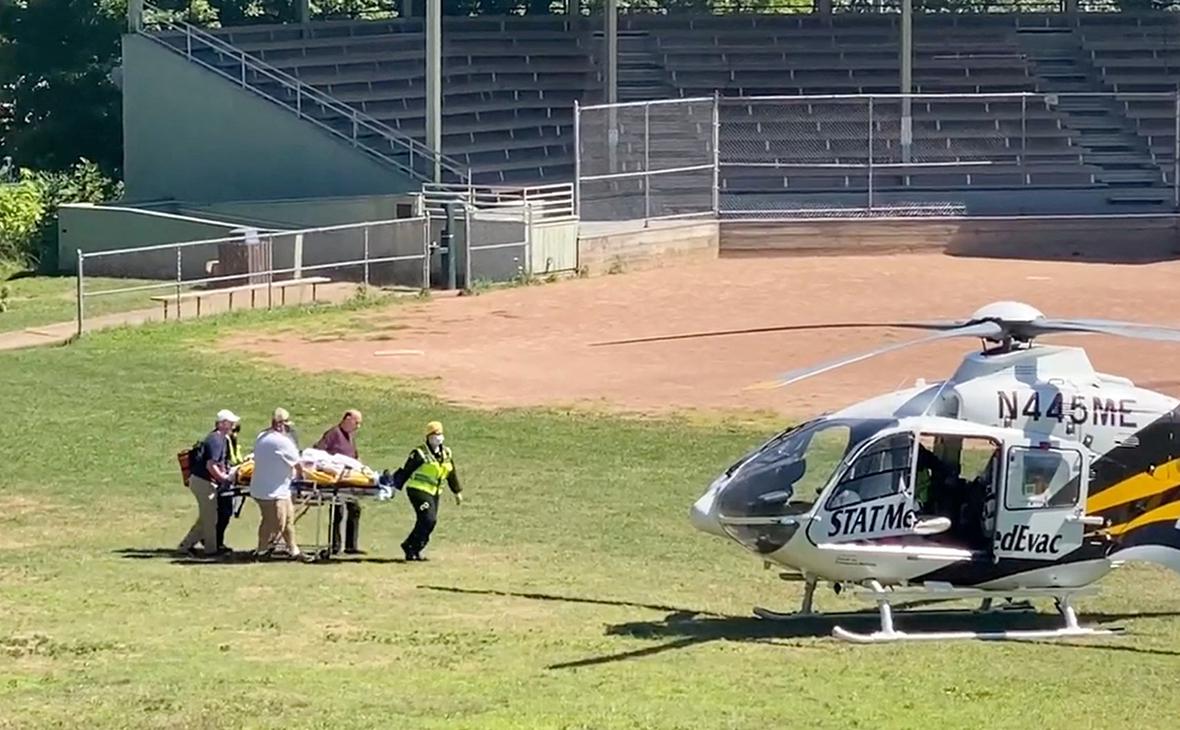 Писателя Салмана Рушди перевозят на вертолете после того, как он получил ножевое ранение