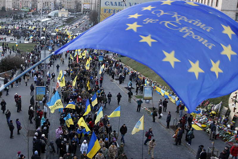Участники марша в День достоинства и свободы с флагом ЕС..