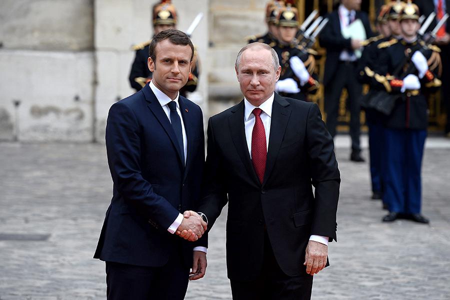 Эмманюэль Макрон и Владимир Путин во время официального&nbsp;визита президента России&nbsp;во Францию. 2017 год