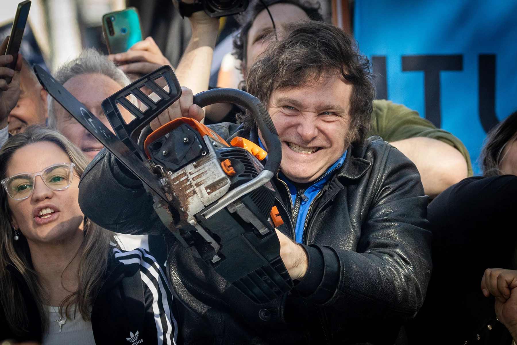 <p>Кандидат в президенты Хавьер Милей позирует с бензопилой в руках во время митинга в Буэнос-Айресе в конце сентября 2023 года</p>