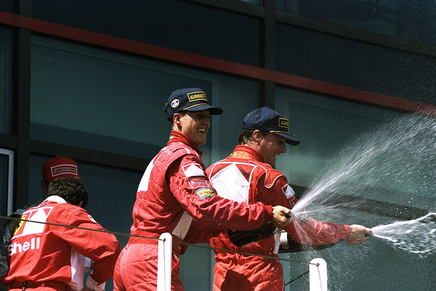 В 1995 году Шумахер подписал контракт с &laquo;Феррари&raquo;, в которой провел 11 лет. В свой дебютный сезон Шумахеру удалось одержать три победы и занять третье место чемпионата.&nbsp;

На фото: 28 июня 1998&nbsp;г., Невера, Франция. Шумахер и Эдди Ирвин празднуют победу после Гран-при Франции на трассе Маньи-Кур.