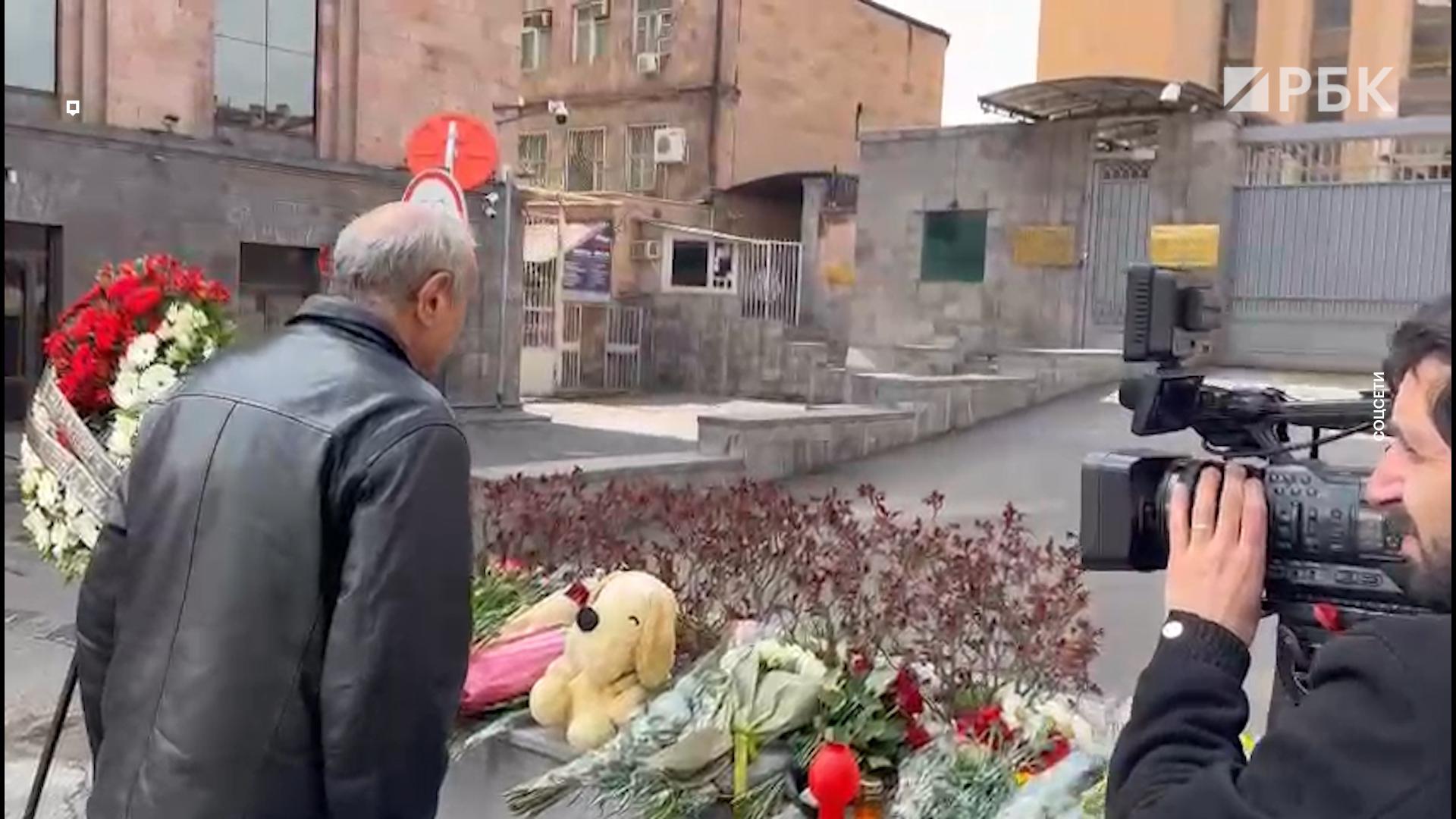Акции памяти жертв теракта в «Крокусе» у посольств России. Видео