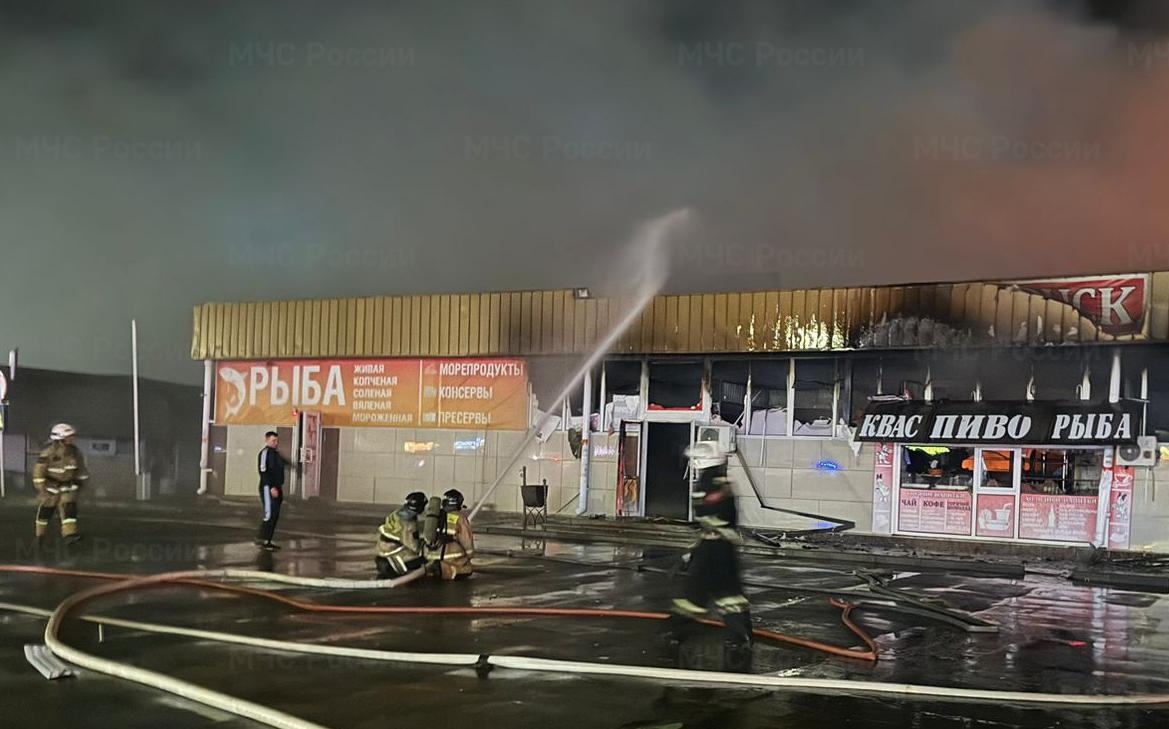 Кровля обрушилась во время пожара в торговом комплексе в Невинномысске