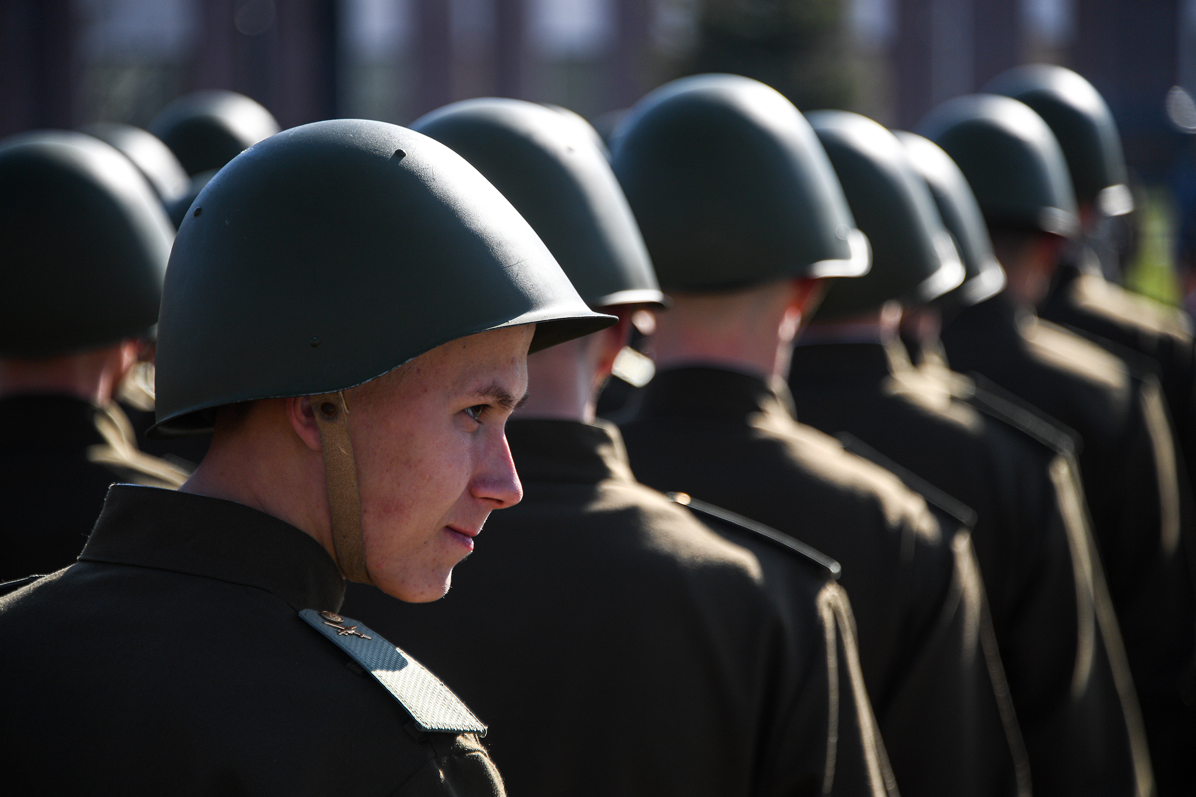 Военнослужащие во время парада в Южно-Сахалинске.