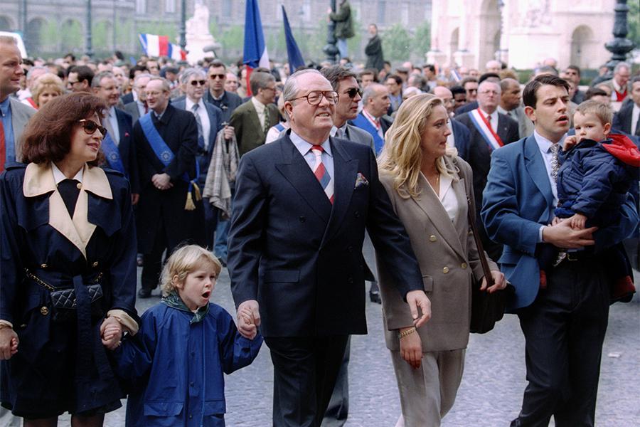 Марин Ле Пен (справа) с отцом Жан-Мари Ле Пеном (в центре), 1995 год