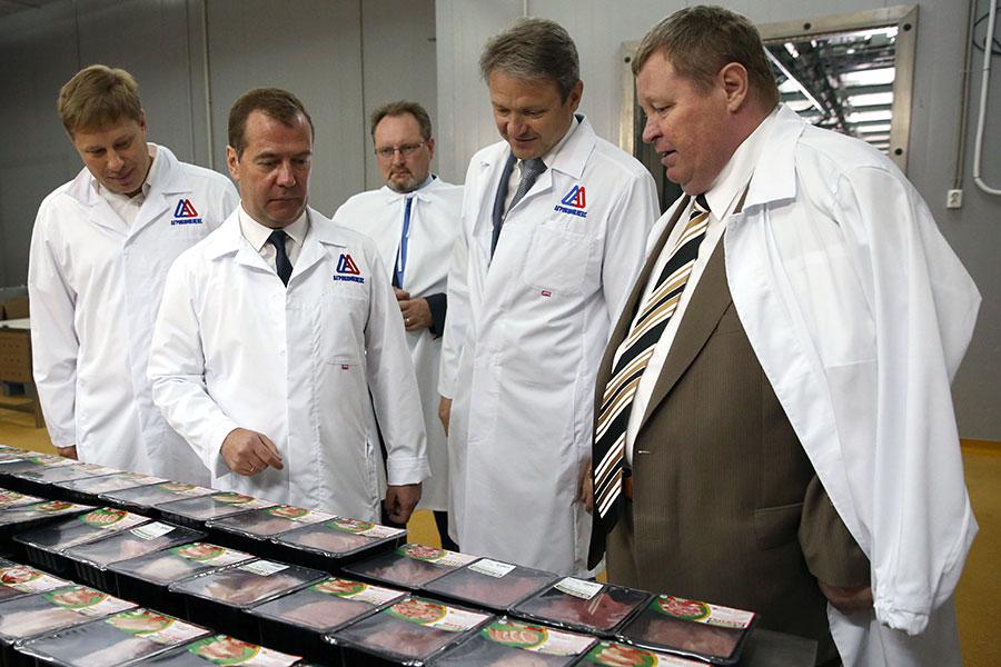 Владимир Устинов, Александр Ткачев и Дмитрий Медведев (справа налево) во время посещения мясокомбината фирмы &laquo;Агрокомплекс&raquo; в станице Выселки, 2014 год