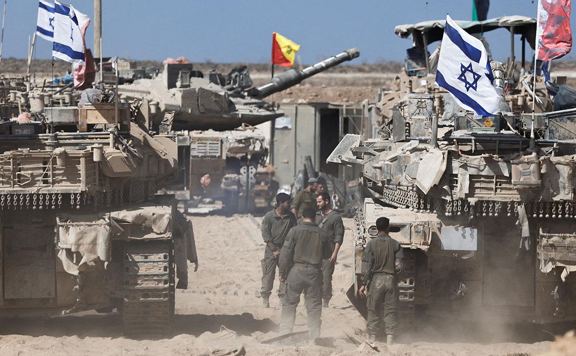 Израильские солдаты стоят рядом с танками недалеко от границы между Израилем и сектором Газа, 19 октября 2025 года