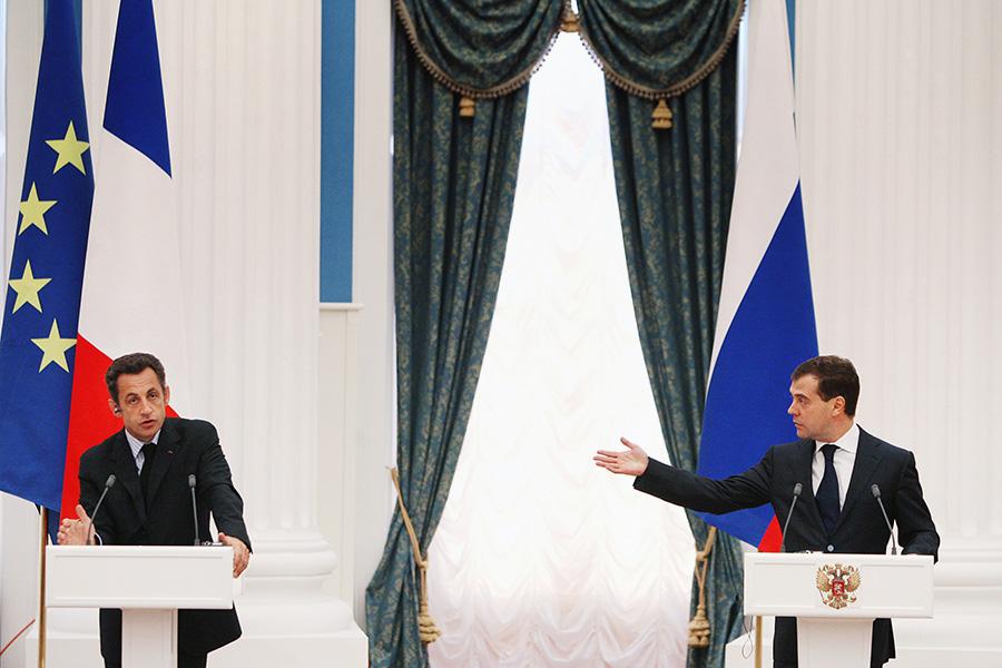 Президент Франции Николя Саркози и его российский коллега Дмитрий Медведев провели совместную пресс-конференцию в Москве, 12 августа 2008 года